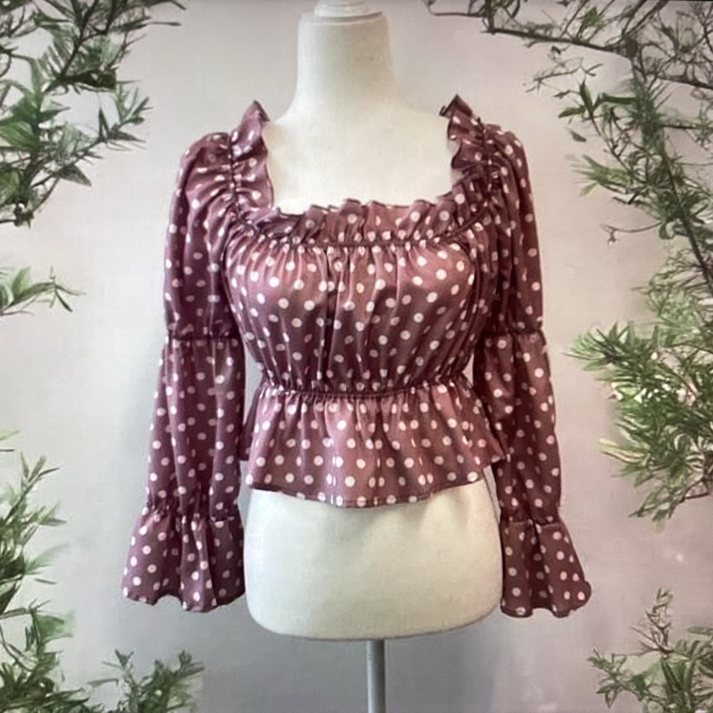 Croptop - Light purple top with long sleeves and white polka dots